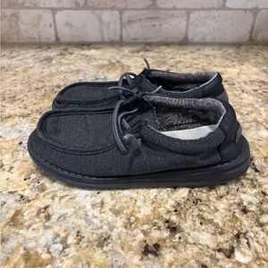 Hey Dudes boys size 1/2 Wally black